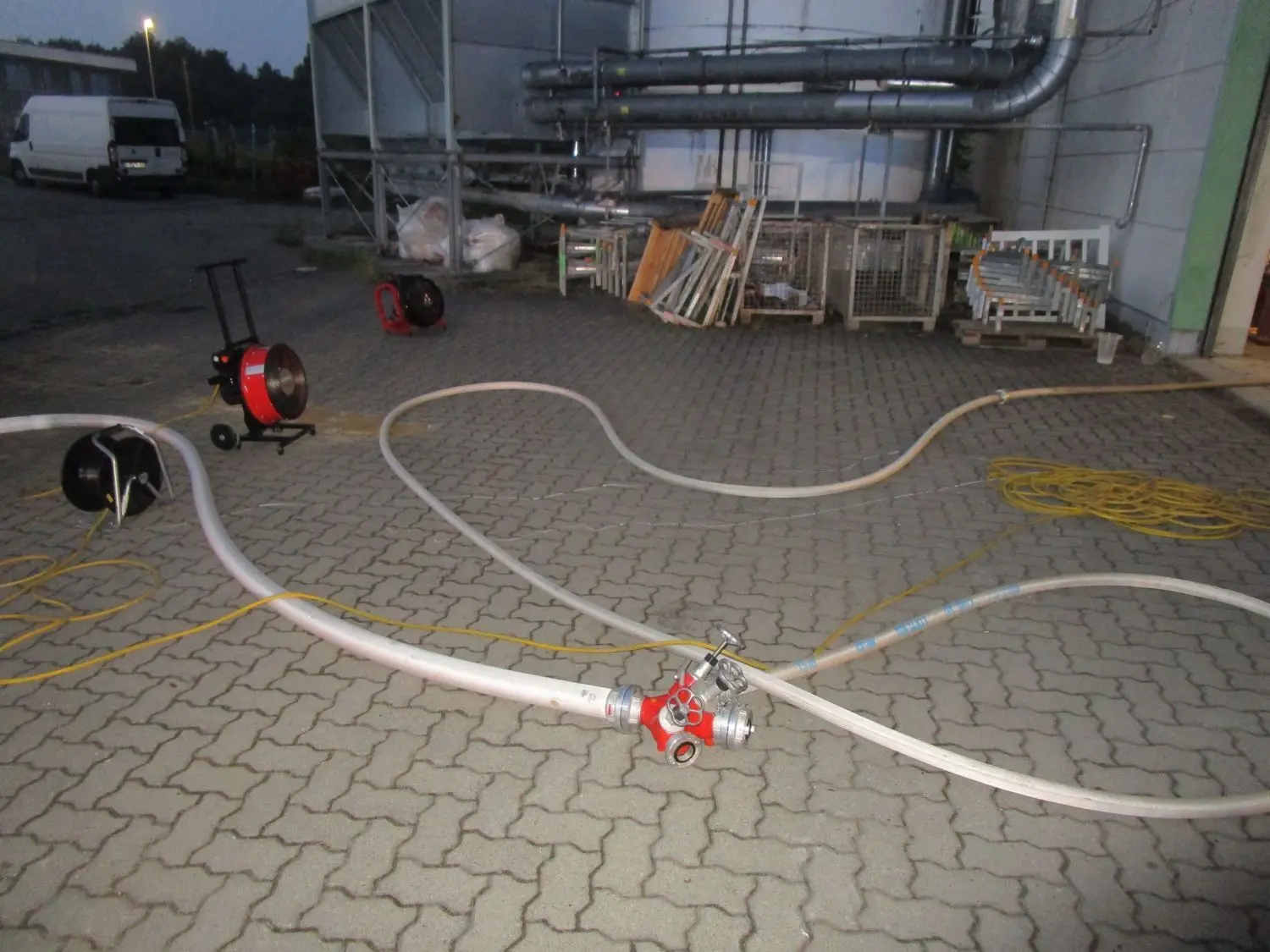 Bereit für den Einsatz: Vor der Produktionsstätte der Tischlerei in Eberswalde liegen Schläuche für den Schaumangriff und steht ein Überdruckbelüftungsgerät.