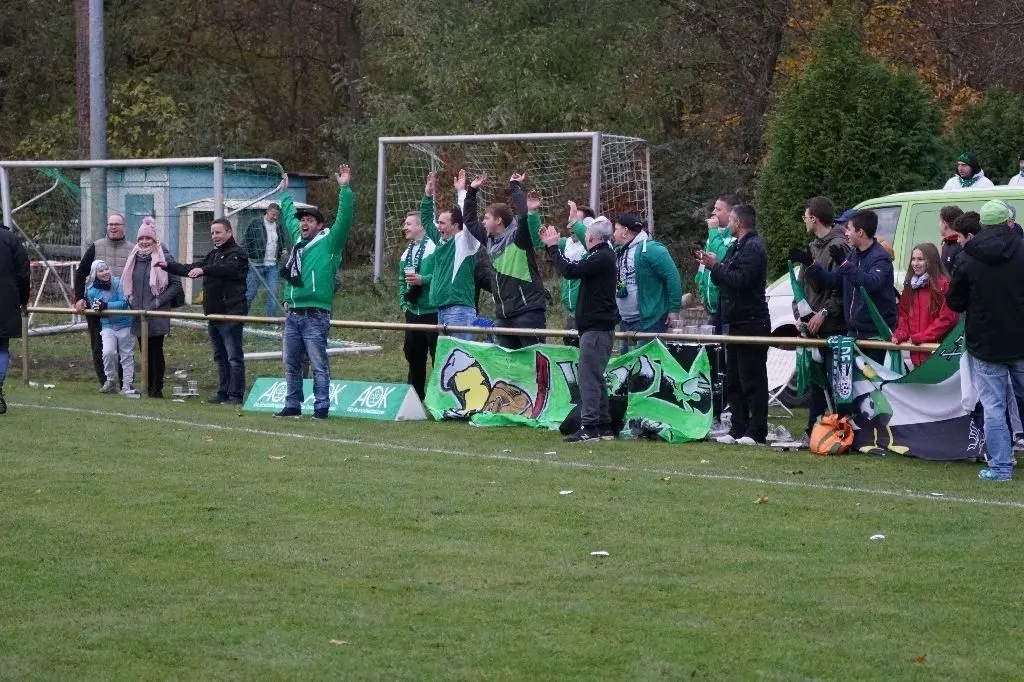 Die mitgereisten Fürstenwalder Fans jubeln in Miersdorf.