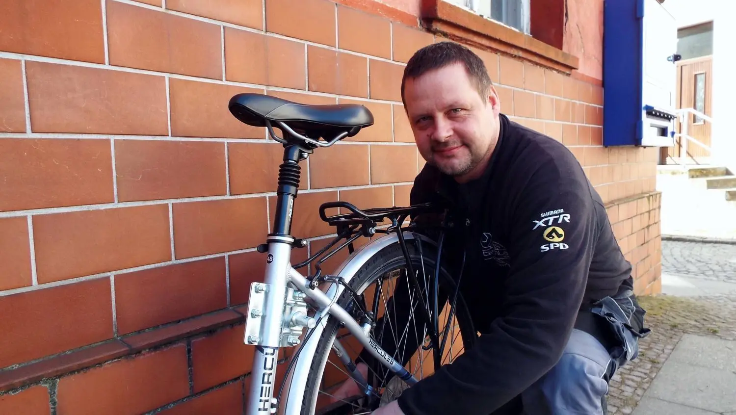 Radexperte, fleißiger Schrauber und engagierter Lokalpolitiker: Andreas Intress fordert neue Lösungsansätze für Radwege vor allem in und zwischen Ortsteilen im Seenland.