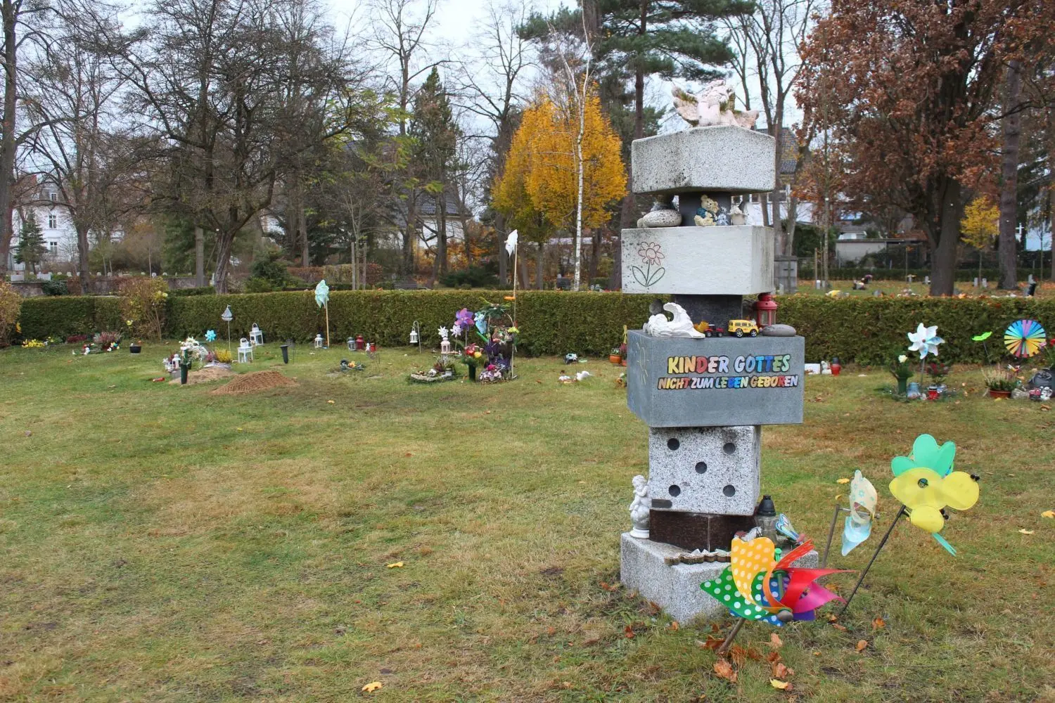 Der Steinmetzbetrieb Genthe-Stade hat das Denkmal für die Sternenkinderanlage auf dem Strausberger Friedhof gestaltet.