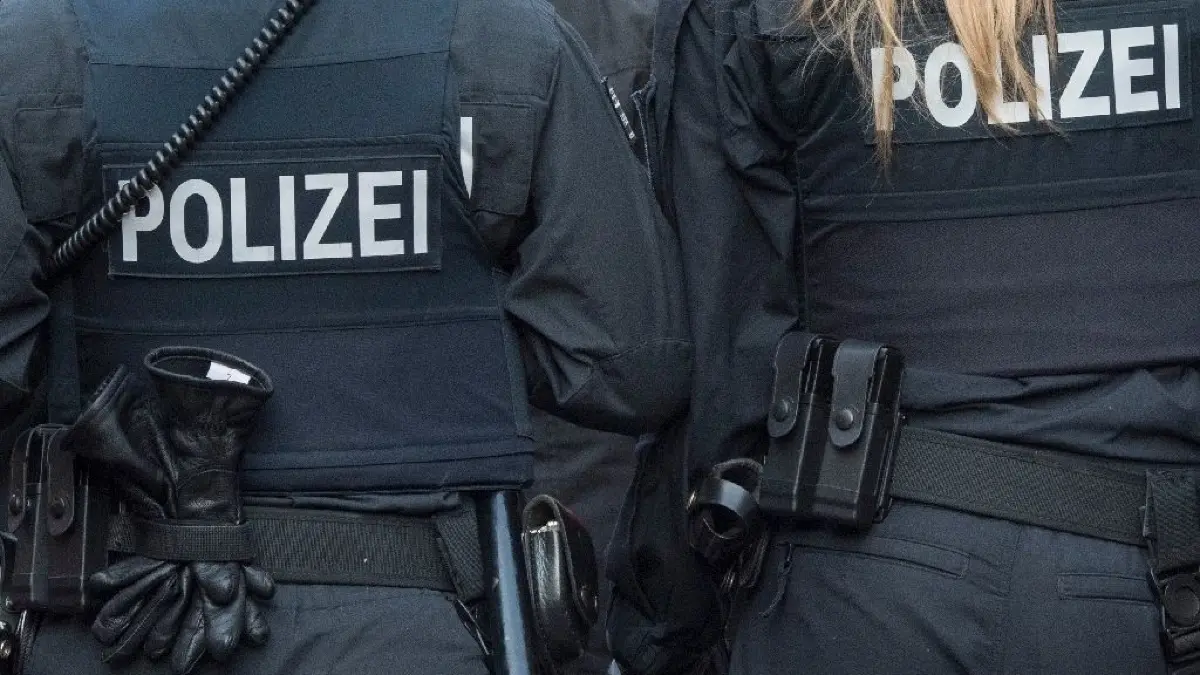 Unbekannte Täter demontierten zwischen dem 2. und dem 5. März Teile der Beleuchtung von einem Radlader. Die Arbeitsmaschine stand in Altgaul. Zur Schadenshöhe liegen keine Angaben vor. (Symbolbild)
ARCHIV - 18.12.2018, Hessen, Frankfurt/Main: Zwei Polizisten gehen Streife auf dem Weihnachtsmarkt am Römer. Im Zusammenhang mit Ermittlungen zu einer Chatgruppe mit rechtsextremen Inhalten ist es am Freitag in Frankfurt zu Durchsuchungen gekommen. (zu dpa "Durchsuchungen zu Chatgruppe mit rechtsextremen Inhalten") Foto: Boris Roessler/dpa +++ dpa-Bildfunk +++