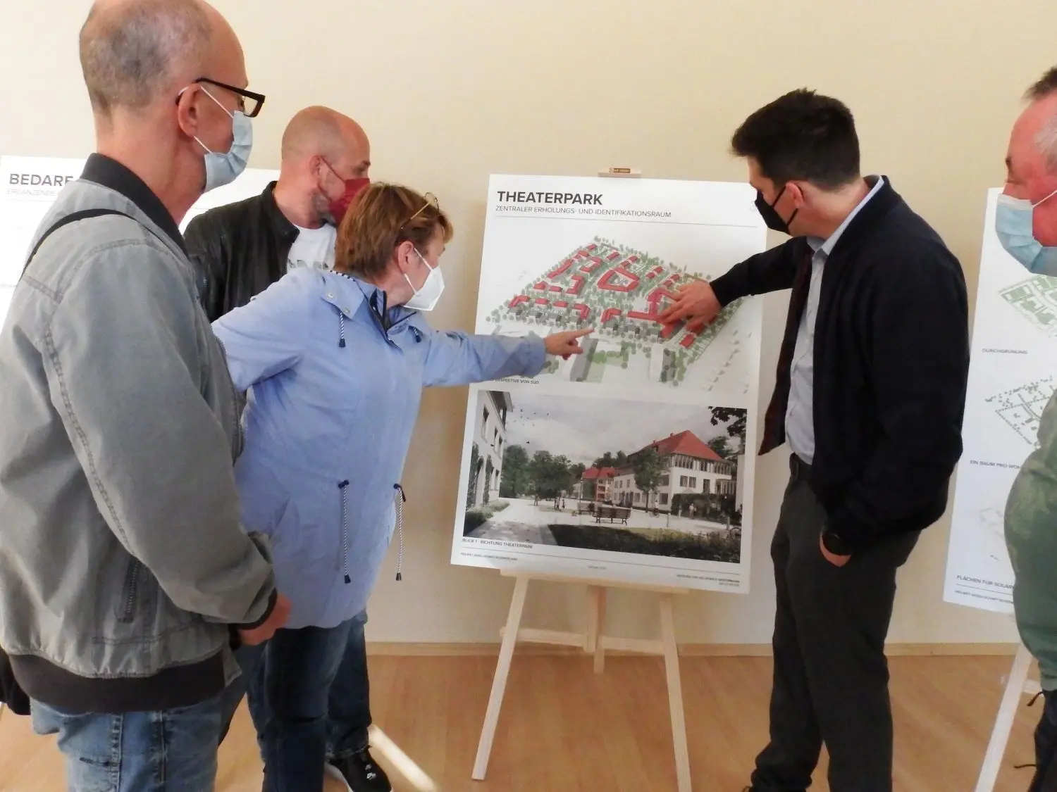 Debatte in Schönerlinde: Ingo und Claudia Heimburger, Thomas Falck und Architekt Felix Oefelein (v.l.) diskutieren die Projektdetails.