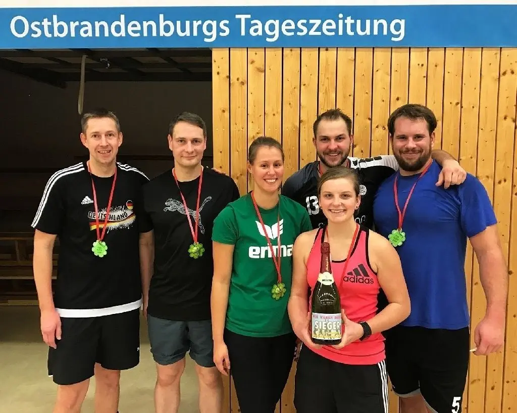 Turniersieger „10 kleine Jägermeister“: René Matzdorf, Maik Grewing, Jessica Loock, Alina Sengstock, Max Webert und Carsten Hoff