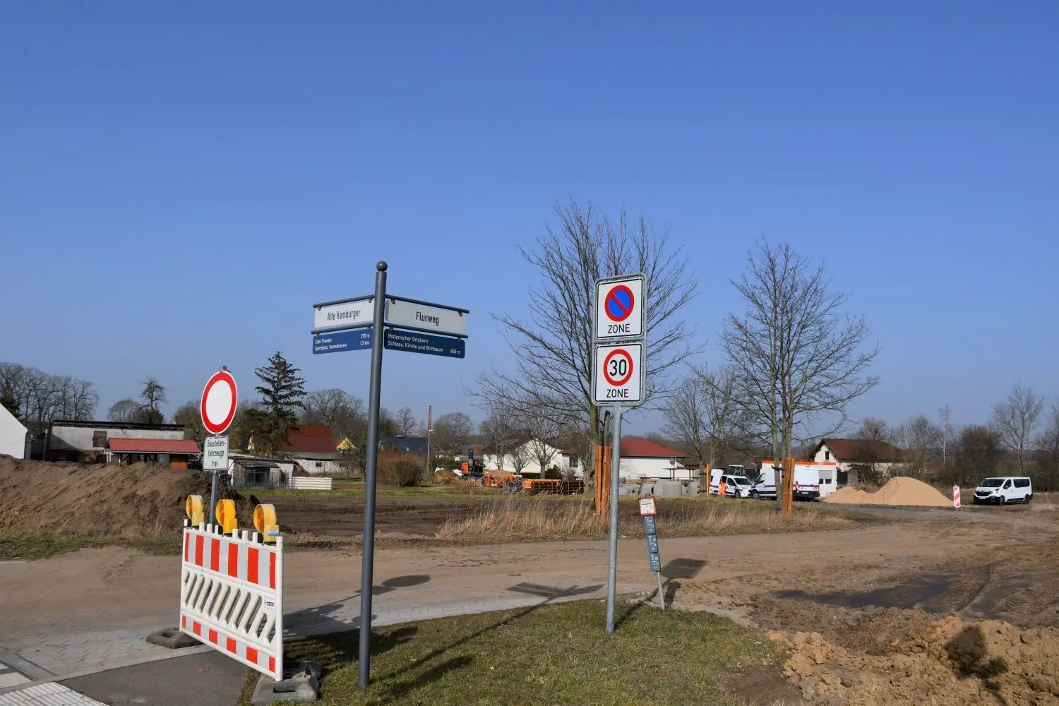 Ein neues Baugebiet wird derzeit in Ribbeck erschlossen. Zehn Einfamilienhäuser können hier demnächst entstehen.