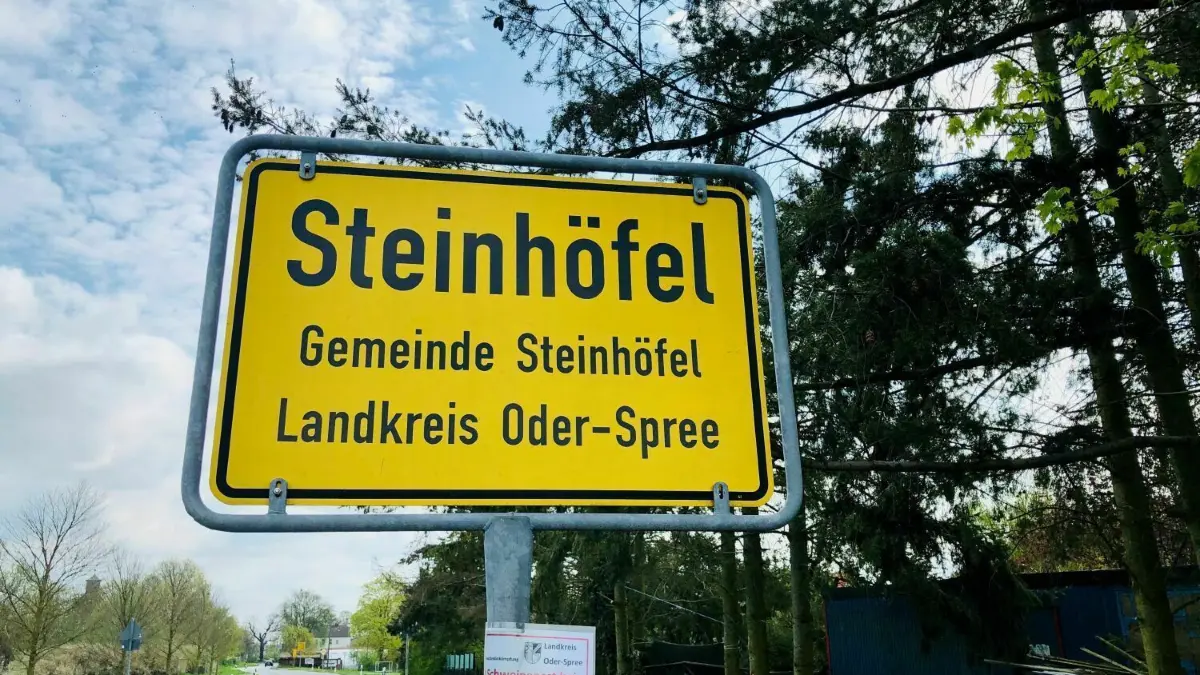 Die Gemeinde Steinhöfel gehört seit 1. Januar 2019 zum Amt Odervorland. Kritische Stimmen zum Zusammenschluss werden immer lauter.
Ortsschild Steinhöfel