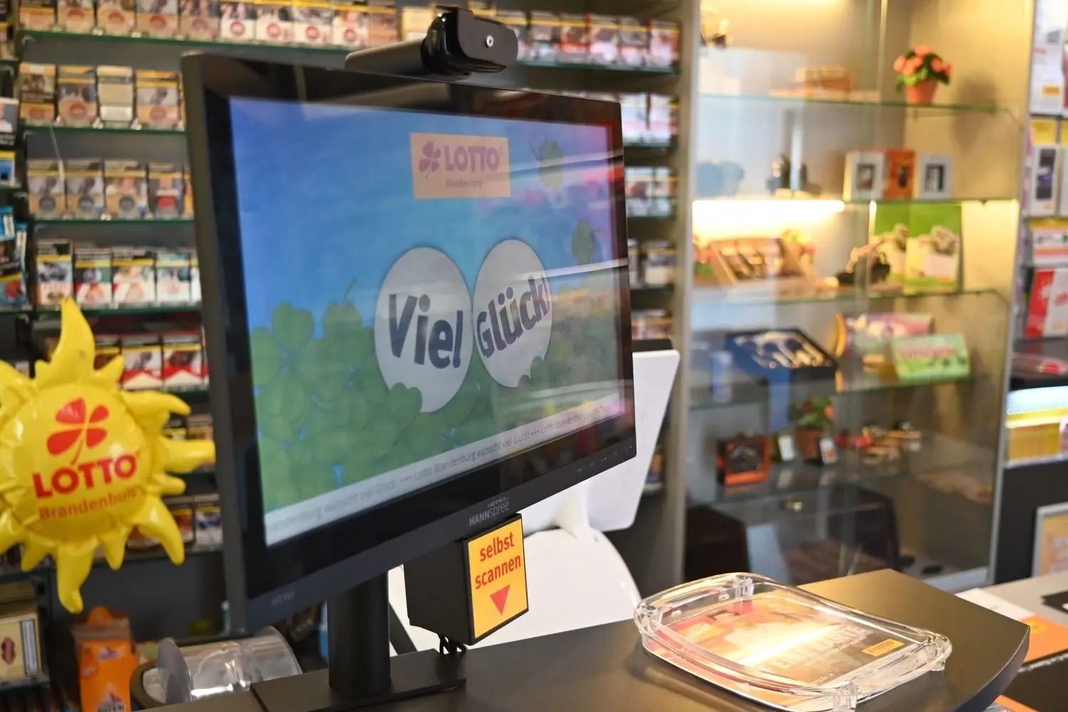 Es braucht viel Glück: Die Brandenburger geben ihre Tippscheine immer noch am liebsten im Lotto-Laden ab. Zunehmend werden die Kreuze aber auch online gemacht.