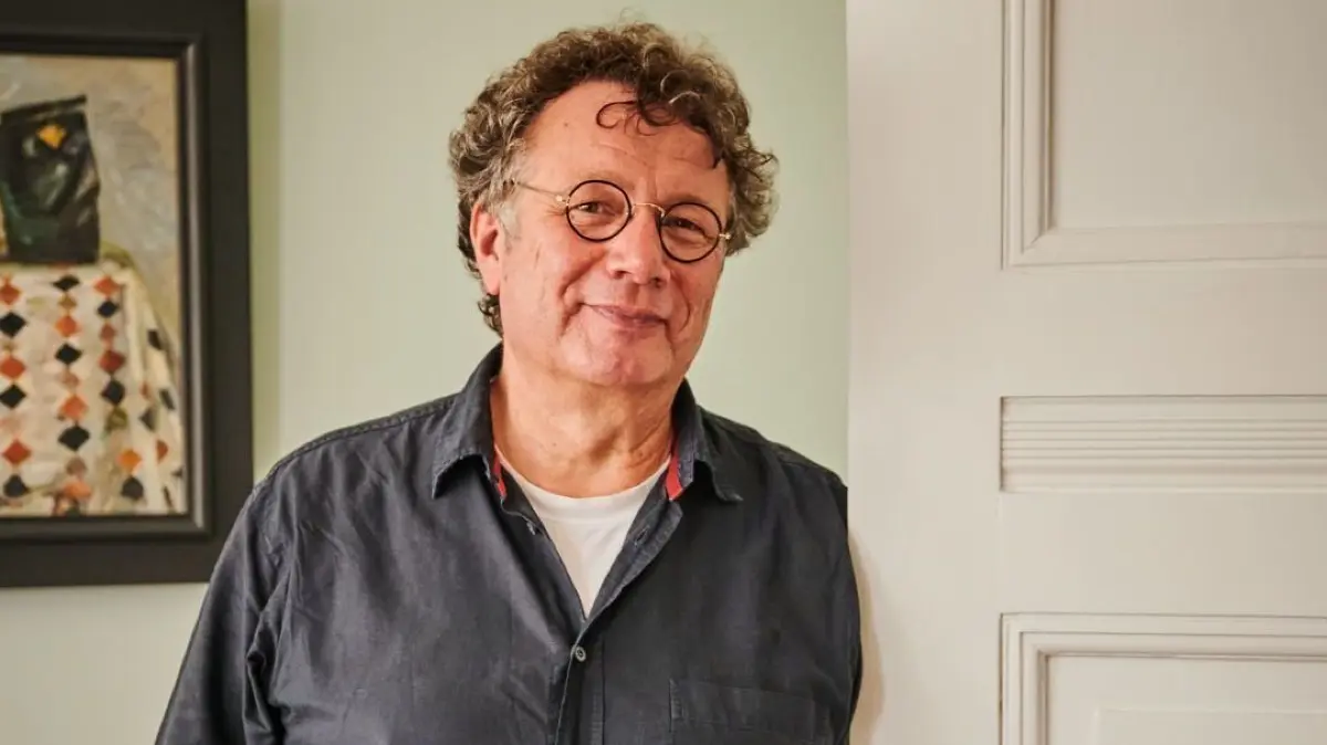 Lernt gerne noch Neues über Literatur hinzu: Ingo Schulze in seiner Wohnung in Berlin-Charlottenburg
ARCHIV - 21.09.2020, Berlin: Schriftsteller Ingo Schulze lehnt in seiner Wohnung in Charlottenburg an der Tür. Er war Mitgründer der Zeitung ?das Altenburger Wochenblatt?, die nach der Wende im Osten zum Zeitungsboom nur rund ein Jahr existierte. Foto: Annette Riedl/dpa +++ dpa-Bildfunk +++ | Verwendung weltweit