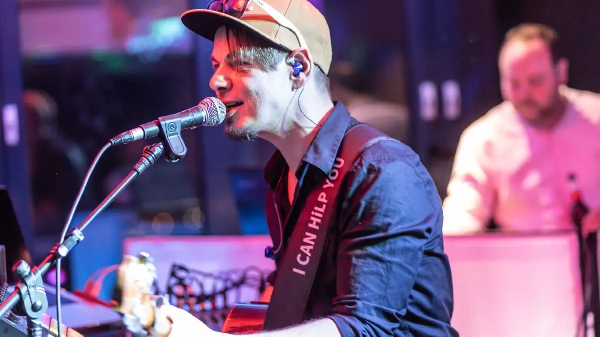 Daniel Hilpert bei der Record Release Party für seinen Song „Franky O“
Gut besucht war die 24. Etage des Oderturms bei der privaten Record Releas Party des Songs Franky O