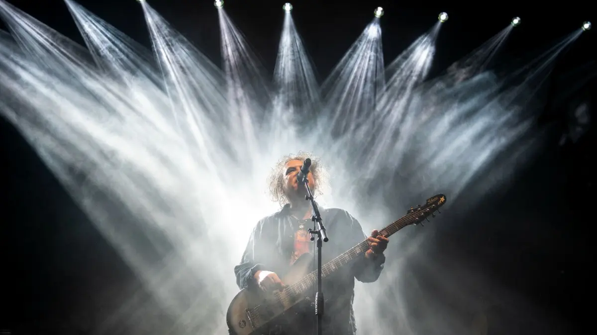 Auf Europa-Tour: Robert Smith, Frontmann von The Cure, spielt mit seiner Band, hier beim Tourauftakt in der Barclays Arena.
dpatopbilder - 16.10.2022, Hamburg: Robert Smith, Frontmann von «The Cure», spielt mit seiner Band in der Barclays Arena. «The Cure» haben ihre Europatour begonnen. Foto: Daniel Bockwoldt/dpa +++ dpa-Bildfunk +++
