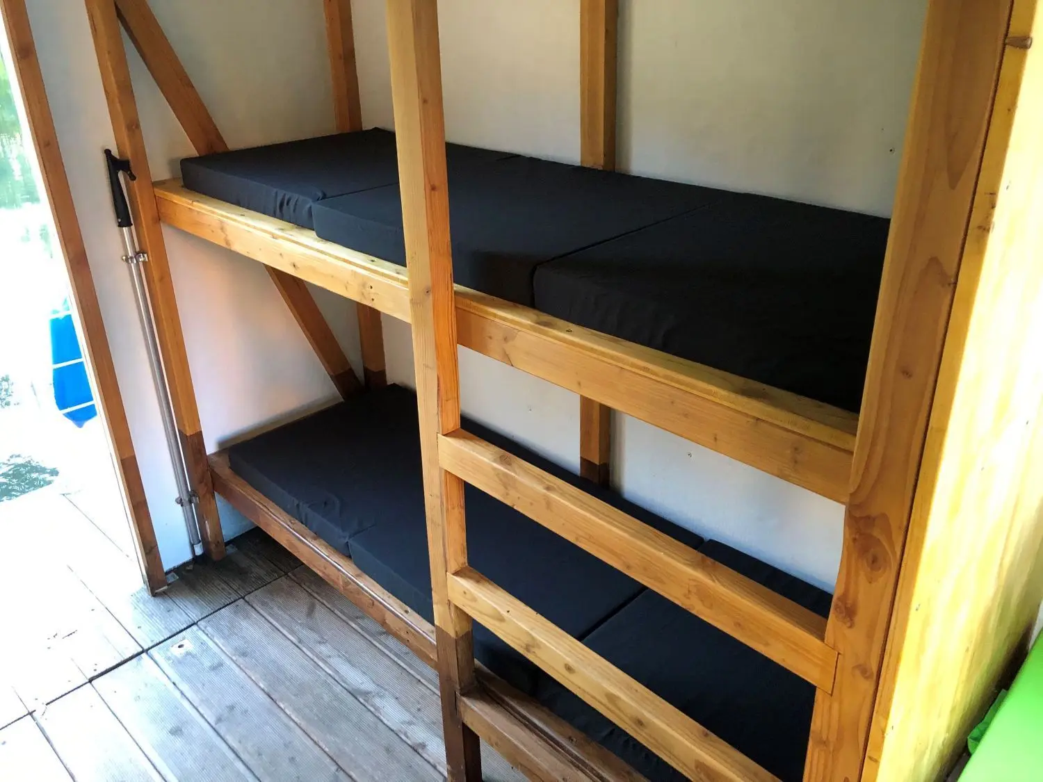 Nickerchen gefällig? Das Doppelstockbett ist nur eine Schlafmöglichkeit auf dem Solarfloß aus Finowfurt.