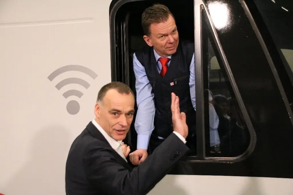 Lokführer Mario Bartsch und DB-Vorstand Berthold Huber