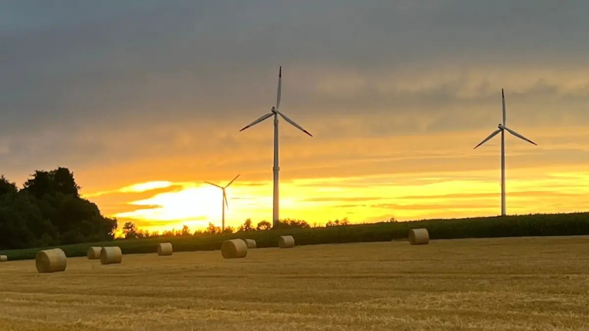 Erneuerbare Energie: Ein bestimmter Anteil an der Gesamtfläche der Planungsregion Uckermark-Barnim muss dem Bau von Windkraftanlagen zur Verfügung gestellt werden – knapp 2,2 Prozent.
Erneuerbare Energie Windkraft Windräder Photovoltaik-Freiflächenanlagen Solarpark PV-Anlage bei Schelklingen-Ingstetten (Alb-Donau-Kreis)