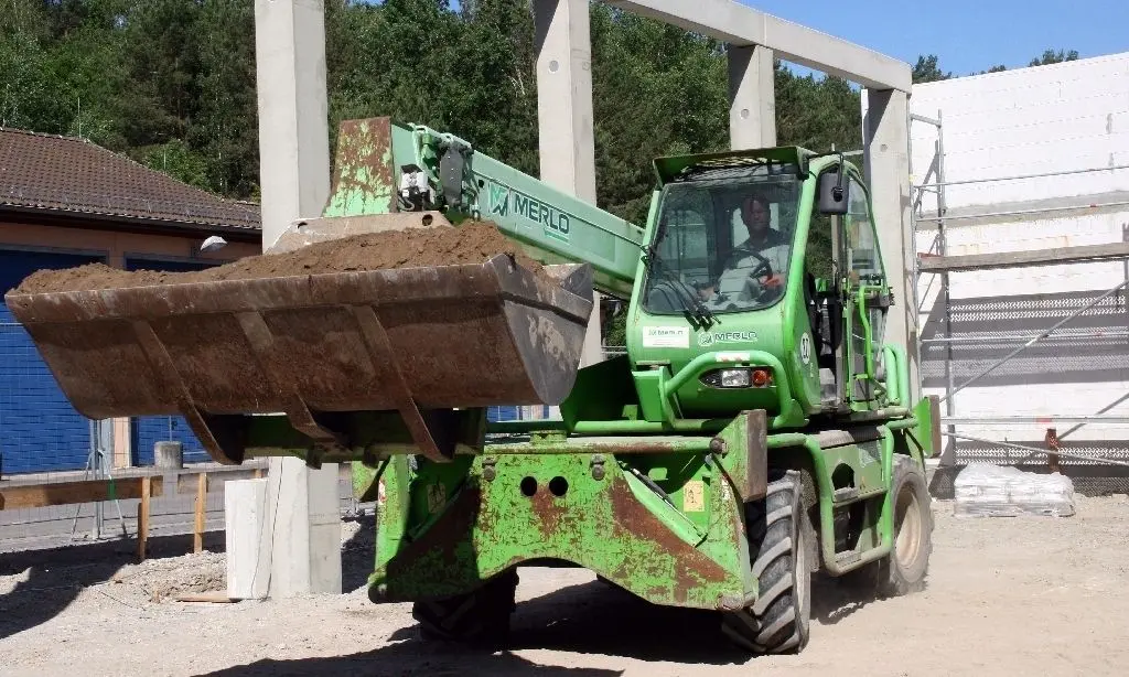 Kubikmeterweise Erdaushub: Sebastian Kühn von der Perleberger Hochbau GmbH kurvt mit dem Teleskoplader auf der Baustelle der Garagen für den Wasserverband Strausberg-Erkner an der Hennickendorfer Chaussee. Elfeinhalb mal 47 Meter groß wird der Neubau.