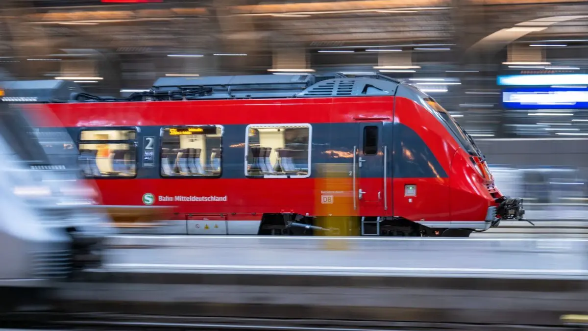 Die Züge rollen wieder! Die GDL hat ihren Lokführerstreik vorzeitig beendet.
29.01.2024, Sachsen, Leipzig: Eine Regionalbahn erreicht den Hauptbahnhof. Die Lokführergewerkschaft GDL hat ihren mehrtägigen Streik im Personenverkehr der Deutschen Bahn vorzeitig beendet. Ab Betriebsstart will die Bahn nun wieder den normalen Fahrplan anwenden. Foto: Hendrik Schmidt/dpa +++ dpa-Bildfunk +++
