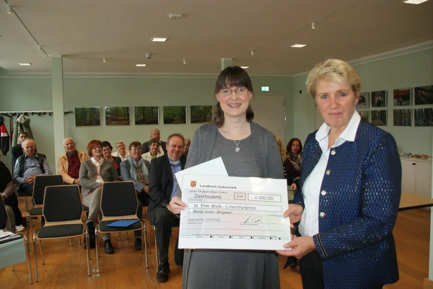 Ehm Welk-Literaturpreis 2022: Uckermark-Landrätin Karina Dörk übergibt den Preis bei der Festveranstaltung in Angermünde an die Autorin Maike Suter-Wegener aus Bernau.