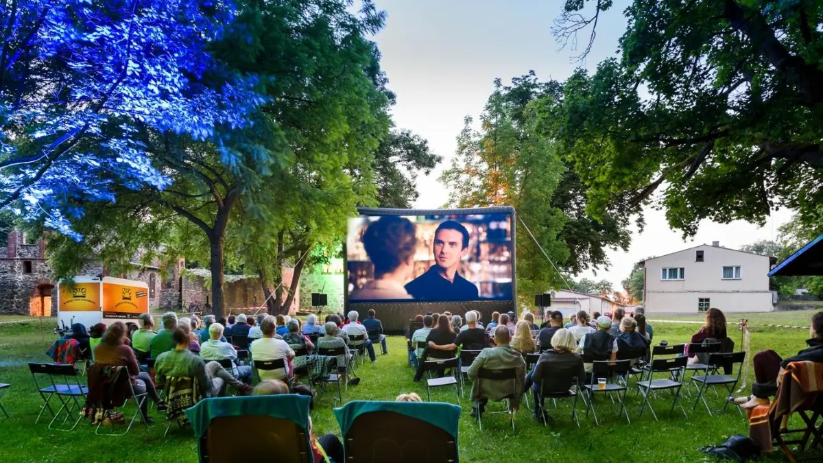 Sommer in Brandenburg: Die Open-Air-Saison ist in vollem Gange. Wer einen Film im Kino an der frischen Luft genießen möchte, wird schnell fündig. 5 Tipps hat MOZ zusammengestellt.
Foto vom Mobilen Kino Uckermark in Gerswalde vom 18.06.2022