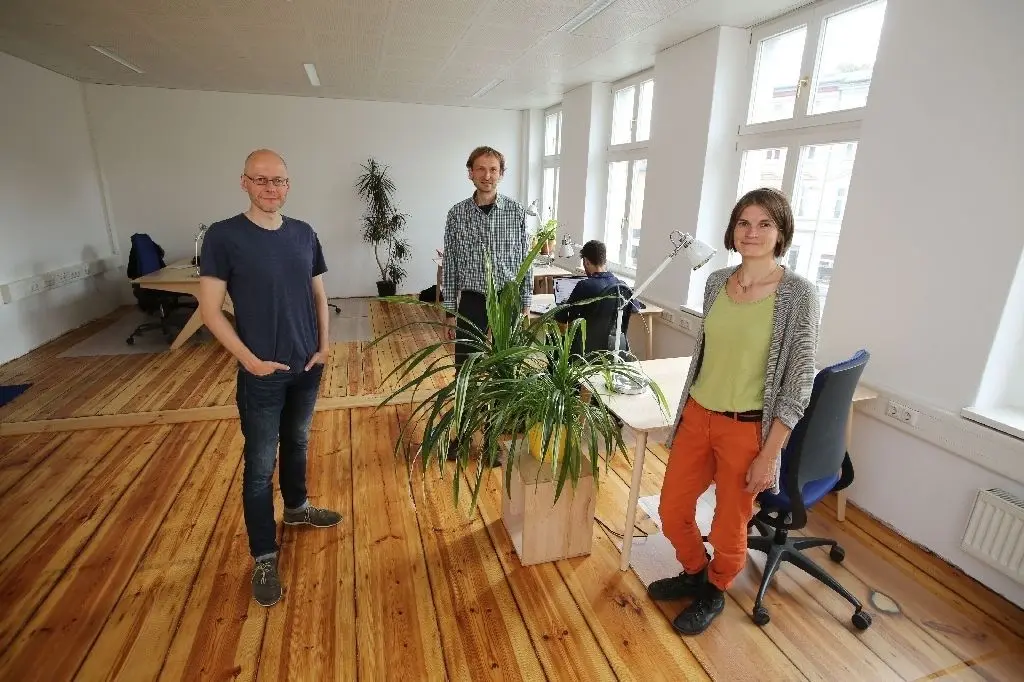 Am neuen Standort angekommen: Sven Gumbrecht, Ingo Frost und Madlen Haney (von links) sind die Gründer und Betreiber der Thinkfarm, die in die Eisenbahnstraße umgezogen ist.