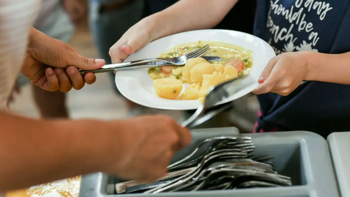 Der Caterer fordert höherer Preise für die Schulspeisung in Fredersdorf-Vogelsdorf. (Symbolbild)
ARCHIV - 07.08.2019, Berlin: Schüler beim Mittagessen in der Mensa in der Grundschule an der Wuhlheide (2019). (zu dpa: «Anbieter von Schul- und Kitaessen wollen Preise nachverhandeln») Foto: Jens Kalaene/dpa-Zentralbild/dpa +++ dpa-Bildfunk +++