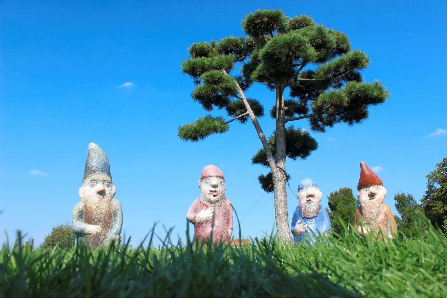 Im Schlosspark sind die von Kurt Mühlenhaupt geschaffenen Zipfelmützenträger ein beliebtes Fotomotiv.