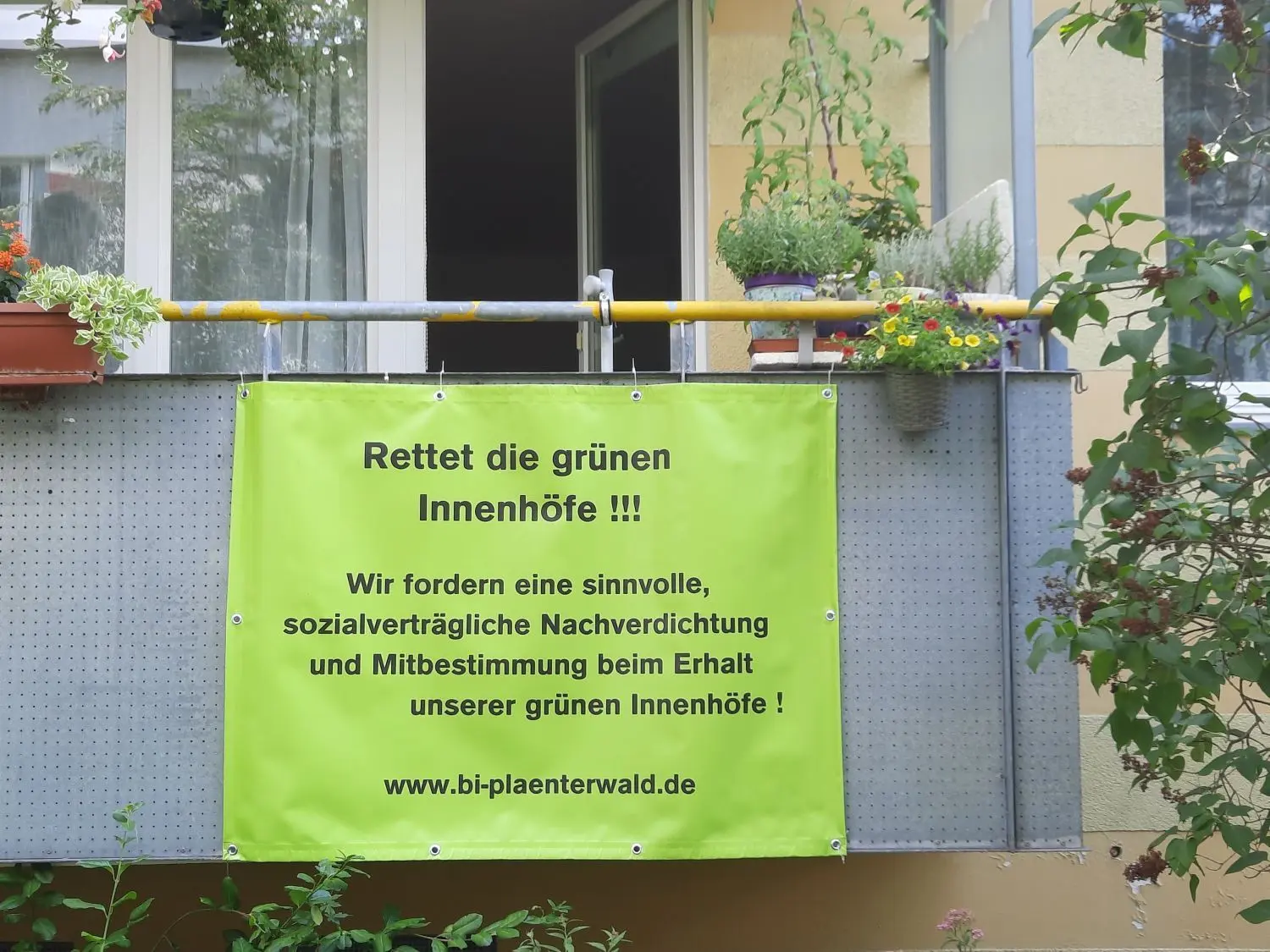 Die Bürgerinitiative Plänterwald in Berlin-Treptow will trotz des Rückschlages weiter für den Erhalt wenigstens einer ihrer grünen Höfe kämpfen.
