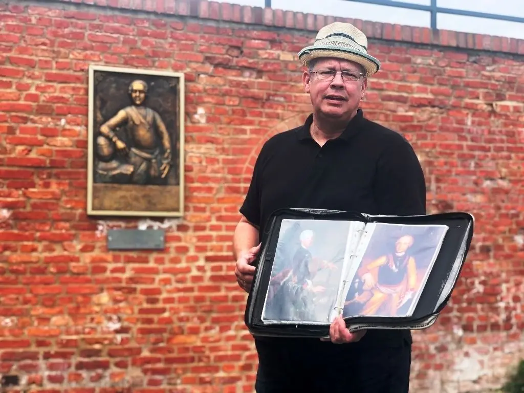 Am Katte-Wall in der Festung Küstrin berichtet Klaus Ahrendt über die Enthauptung des Jugendfreundes von Friedrich II. Nach der Öffnung der polnischen Grenze sind auch im Nachbarland wieder zahlreiche Ausflugsziele erreichbar.