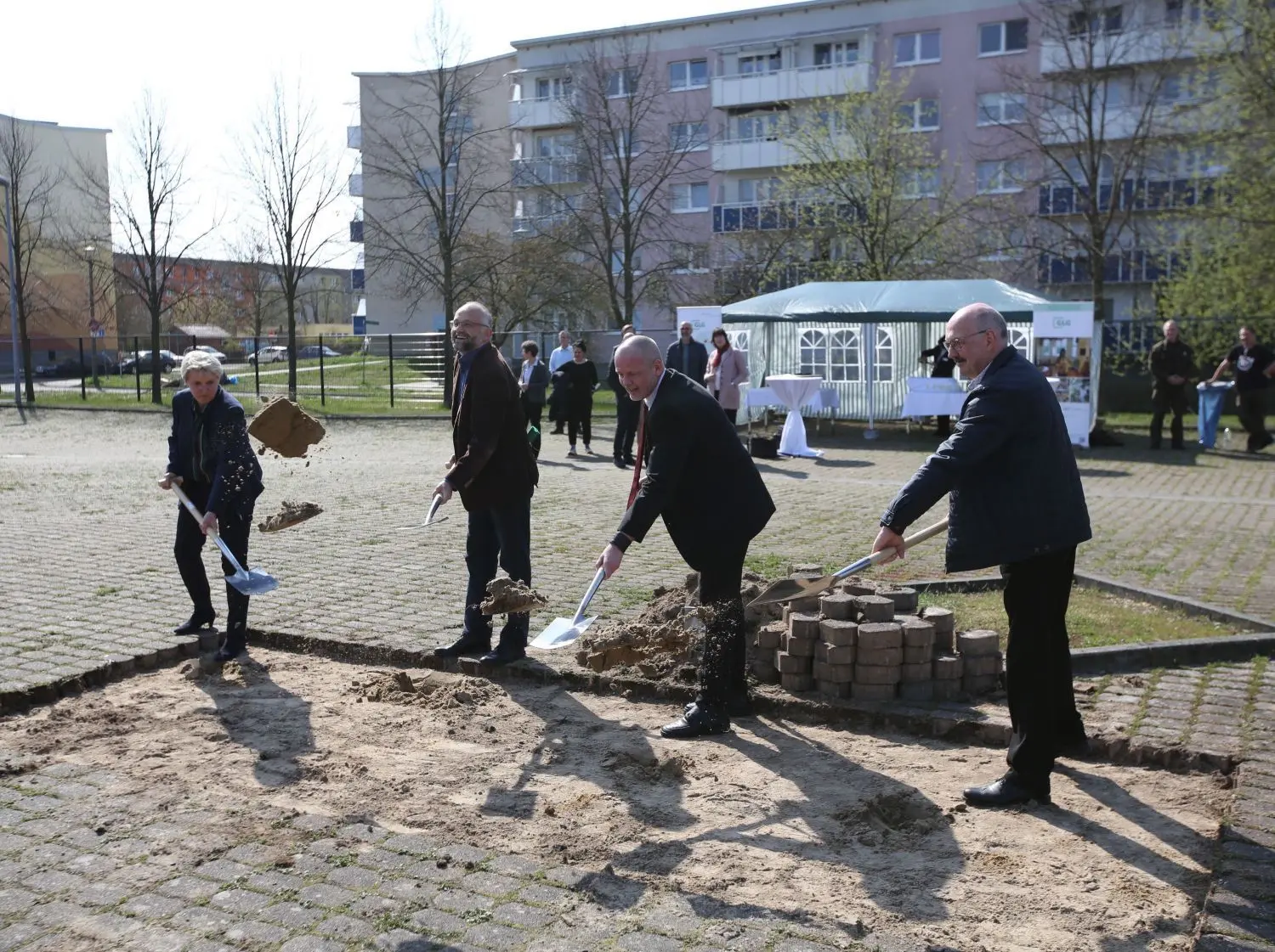 Erster Spatenstich: Zum Gerät greifen Uckermark-Landrätin Karina Dörk, Barnim-Landrat Daniel Kurth, GLG-Chef Jörg Mocek und Eberswaldes Bürgermeister Friedhelm Boginski (v. l.)