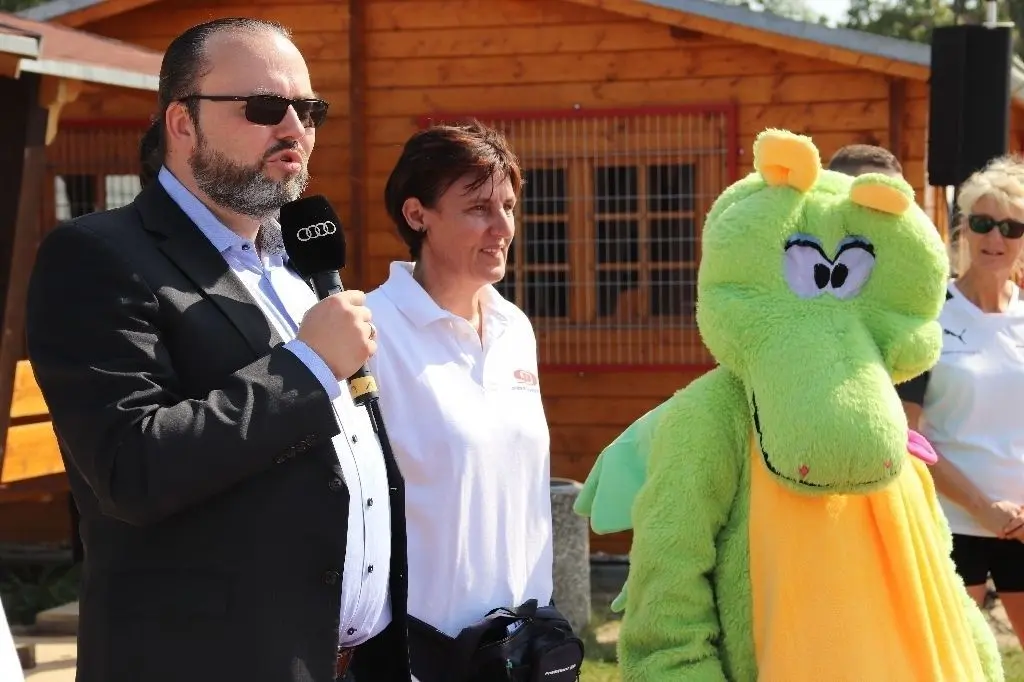 Ansprache: Stefan Wichary, 1. Beigeordneter der Stadt, mit der BSG-Vorsitzenden Karin Lehmann und Maskottchen Schwappaluga