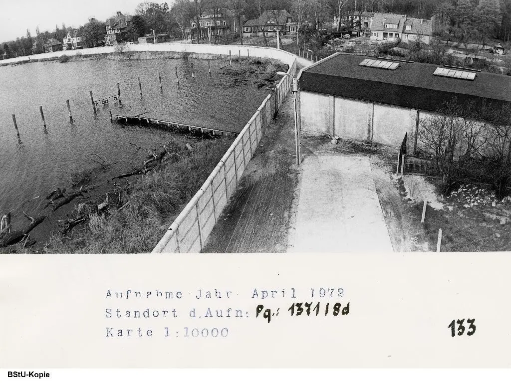 Abgeriegelt: Sacrow war durch die Mauer vom Wasser abgeschnitten, wer in den Ort wollte, brauchte eine Sondererlaubnis.