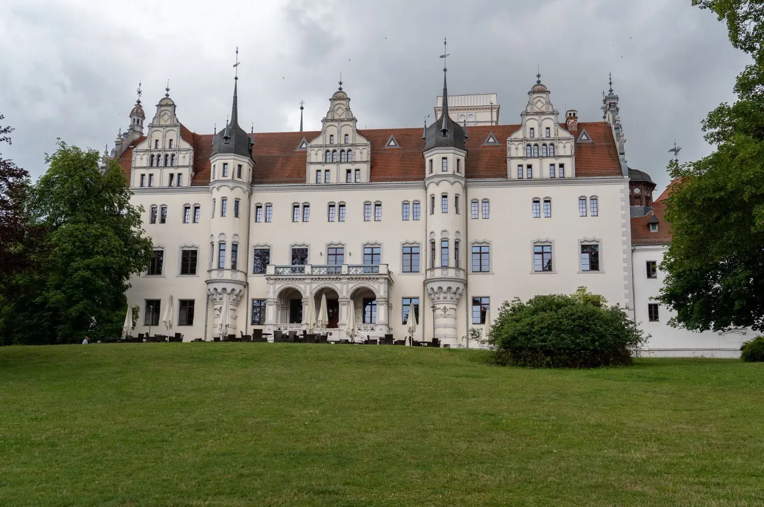 Von der Wasserseite bietet sich der Blick auf das „Neuschloss“ mit Sommerterrasse.