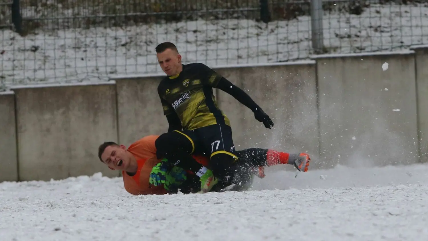 Sicheres Spiel? Der Birkenwerder BC (hier Keeper Paul Jost gegen Glienickes Pierre Henkel) verfügt über einen Kunstrasenplatz. Am Sonnabend ampfängt die Mannschaft von Kay Kretschmann den SV Grün-Weiß Brieselang in der Landesliga Nord.