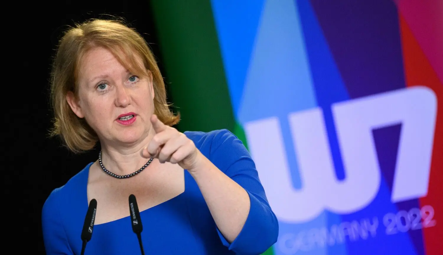 Lisa Paus (Bündnis 90/Die Grünen), Bundesministerin für Familie, Senioren, Frauen und Jugend, spricht beim hybriden Gipfeltreffen "Women7-Summit" in Berlin. Jetzt wurde auf ihr Wahlkreisbüro in Berlin-Charlottenburg ein Brandanschlag verübt.
