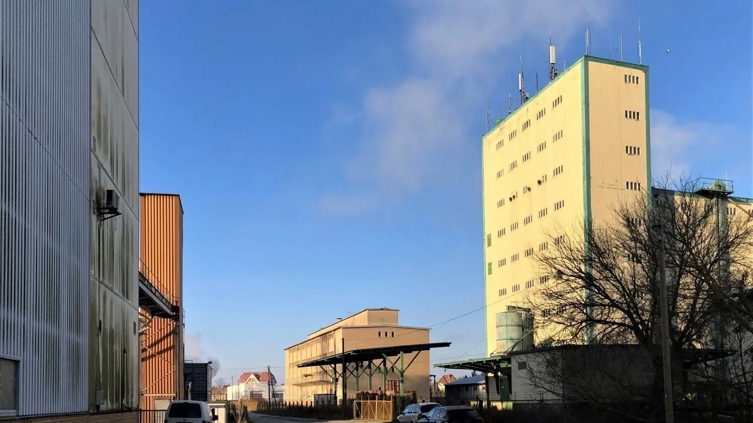 Ein Getreidespeicher mit Bunker steht an der Hafenstraße 1, gegenüber dem Futtermittelwerk, in Beeskow zum Verkauf.