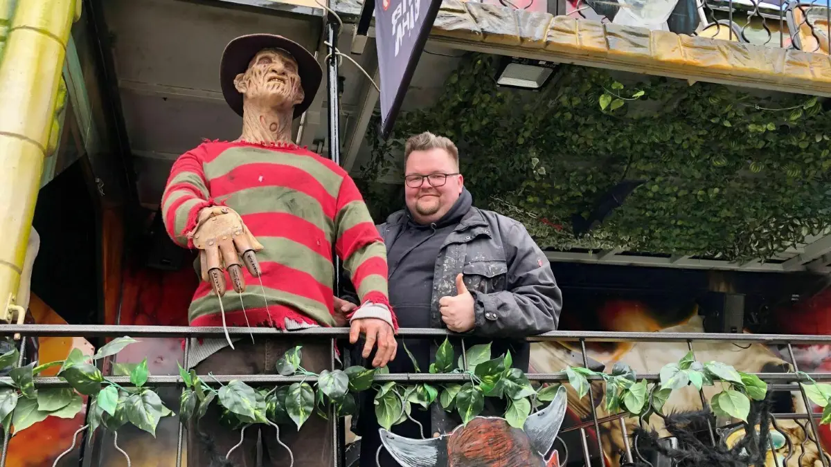 Für Gruselfans: Kirmes-Organisator Joe Probst steht auf seiner Geisterbahn neben Freddy Krüger mit den Scherenhänden, der Kultfigur des Horrors aus den 1980er Jahren.
Joe Probst hat seine Geisterbahn mit neuen Figuren bestückt.