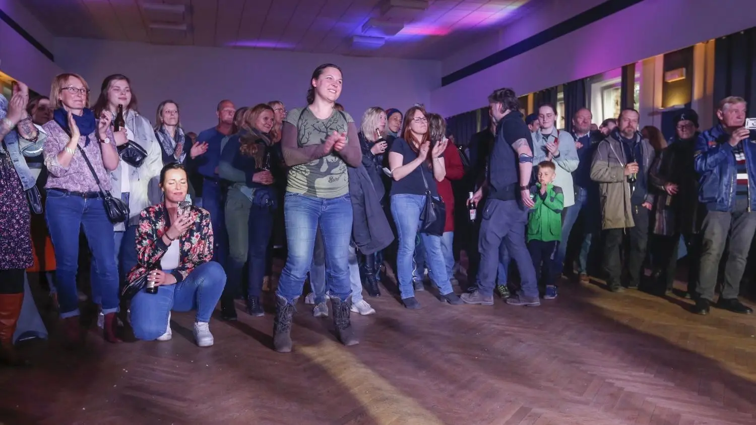 Ausgelassene Stimmung beim Konzertabend im Oranienwerk. Sieben Bands wechselten sich beim Oranienburg-Aid auf der Bühne ab.