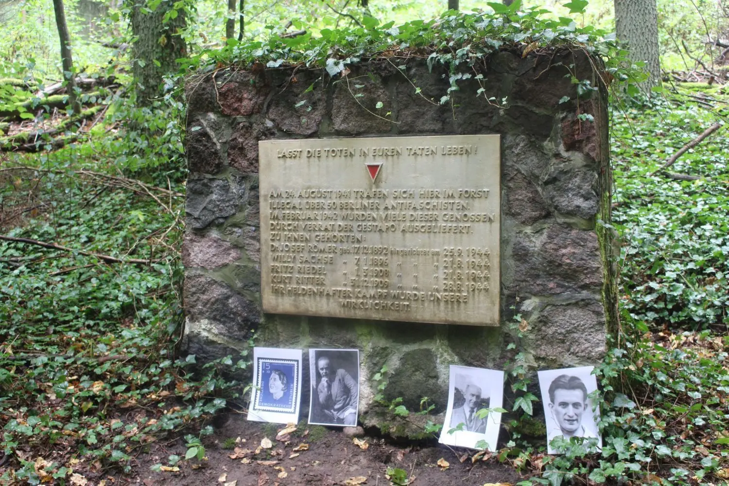 Ein Archivbild der Gedenktafel für einige der später verhafteten und hingerichteten antifaschistischen Widerstandskämpfer der Gruppe Uhrig/Römer, die sich an dieser Stelle im Gamengrund zwischen Tiefensee und Prötzel heimlich am 24. August 1941 traf.