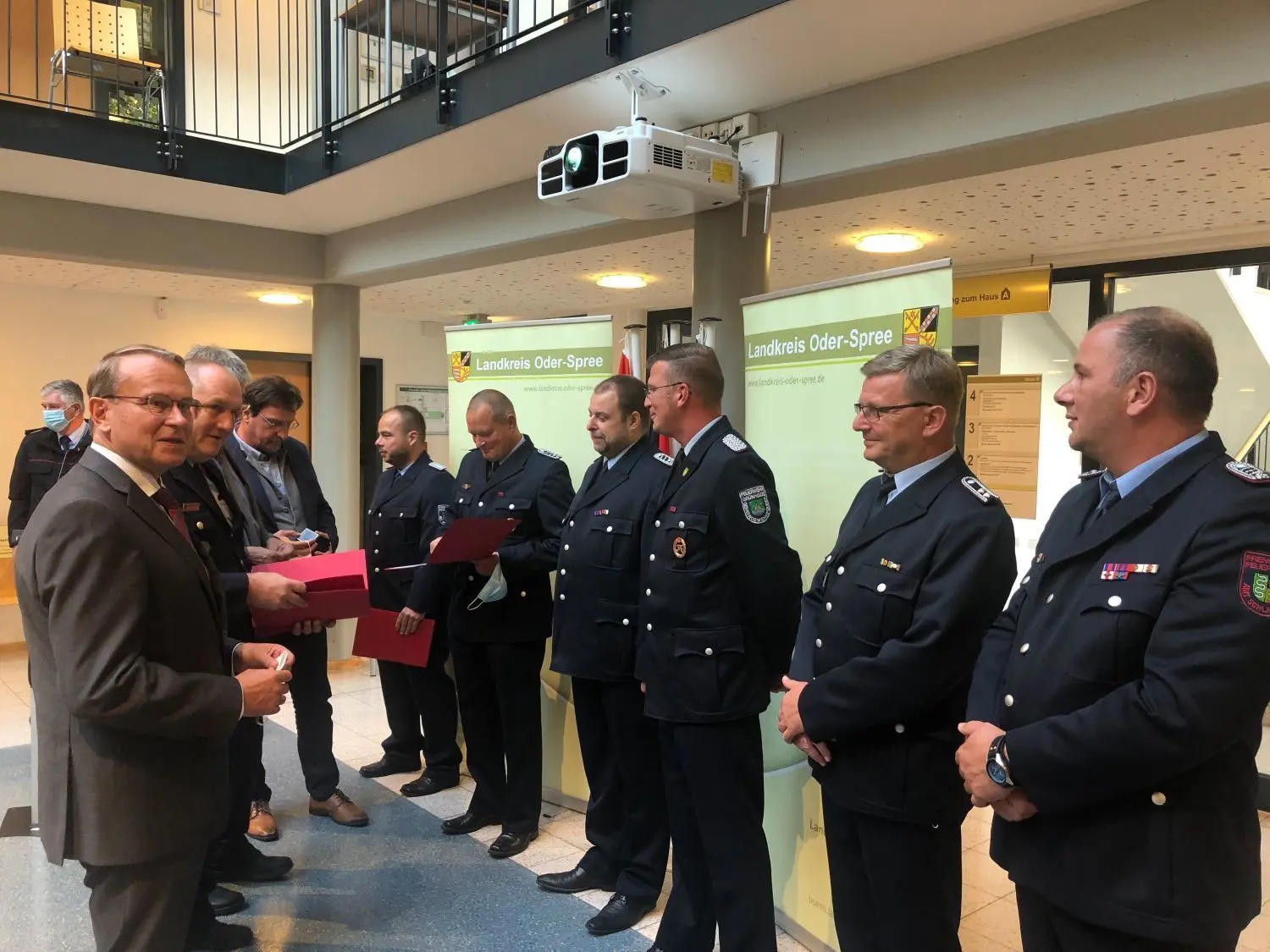 Landrat Rolf Lindemann zeichnete die Einsatzkräfte der Feuerwehr, die in den Hochwassergebieten in Rheinland-Pfalz geholfen haben, mit der Ehrenmedaille des Landkreises aus.