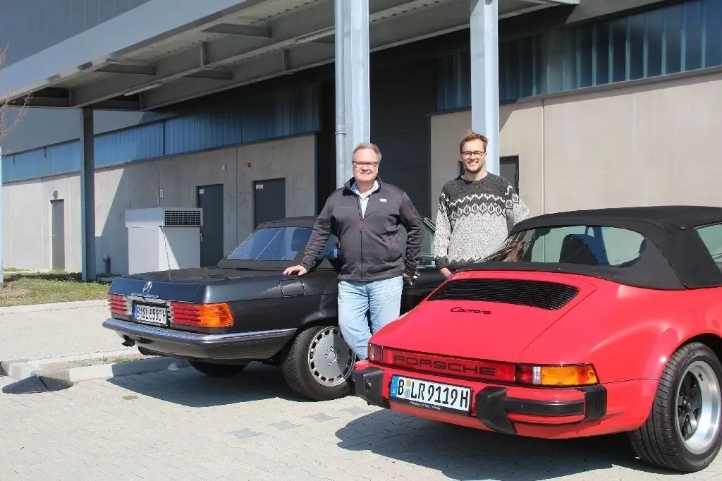 Sammler und Autoliebhaber: Dr. Rüdiger Lohmann (57) und sein Sohn Marc (24) vor der Halle mit zwei Oldtimern der Marken Mercedes und Porsche.
