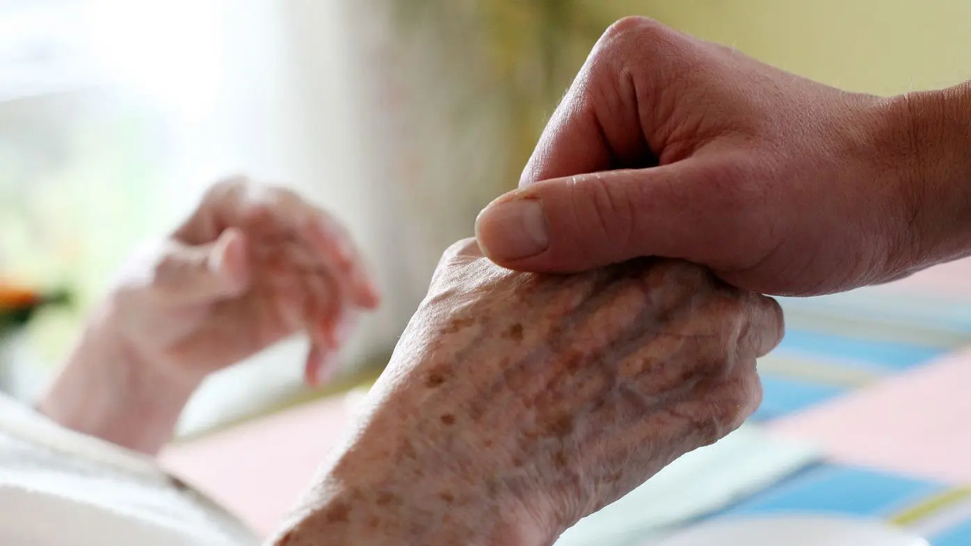 Ist die Pflege in Deutschland gefährdet? Die Teil-Impfpflicht für Mitarbeiter könnte die Personalsituation weiter verschärfen, fürchten Kritiker. (Symbolbild)
