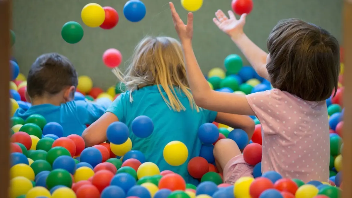 Liebenwalde passt die Gebühren für die Kita- und Hortbetreuung an.
ARCHIV - 29.08.2018, Niedersachsen, Osnabrück: Kinder spielen in einem Bällebad in einer Kindertagesstätte (Kita). (zu dpa " Studie: Spannbreite von mehreren Hundert Euro bei Kita-Gebühren" vom 31.12.2018) Foto: Friso Gentsch/dpa +++ dpa-Bildfunk +++ | Verwendung weltweit