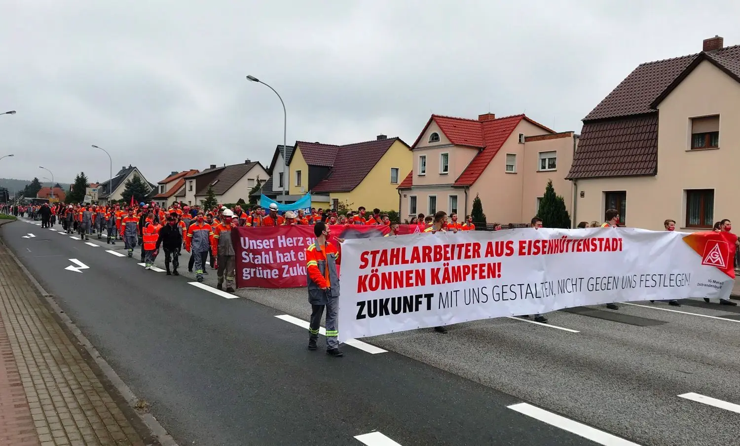 Stahlaktionstag: In einer verlängerten Mittagspause marschieren Mitarbeiter der ArcelorMittal Eisehüttenstadt GmbH und anderer Unternehmen am Donnerstag durch Eisenhüttenstadt.