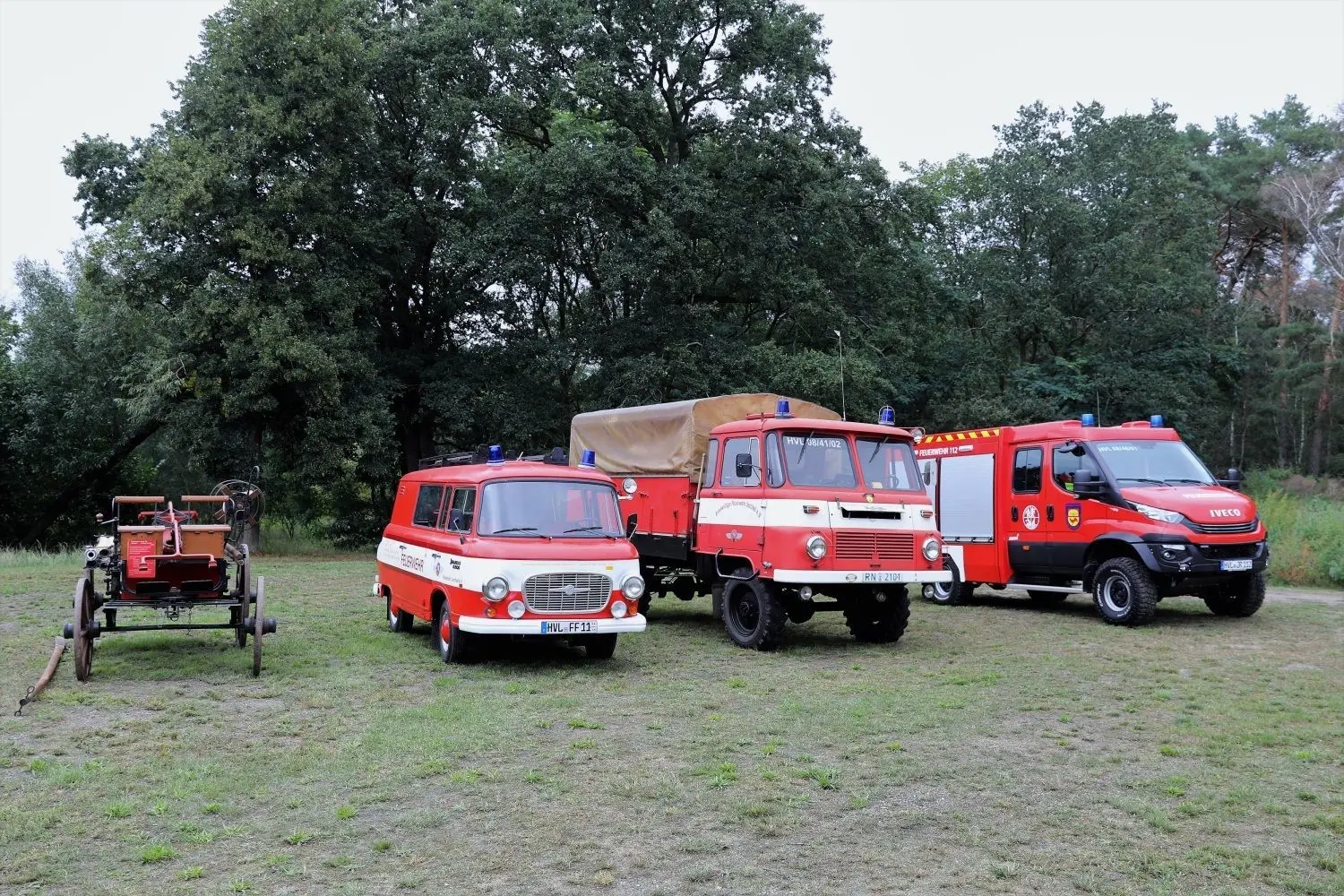101 Jahre Geschichte Feuerwehr-Einsatztechnik auf einem Fleck: eine noch funktionstüchtige Handdruckspritze (1919), das Traditionsfahrzeug des Fördervereins „Barkas B 1000“ (1965), das bisherige Einsatzfahrzeug „Robur LO“ (1979) und das moderne Einsatzfahrzeug.