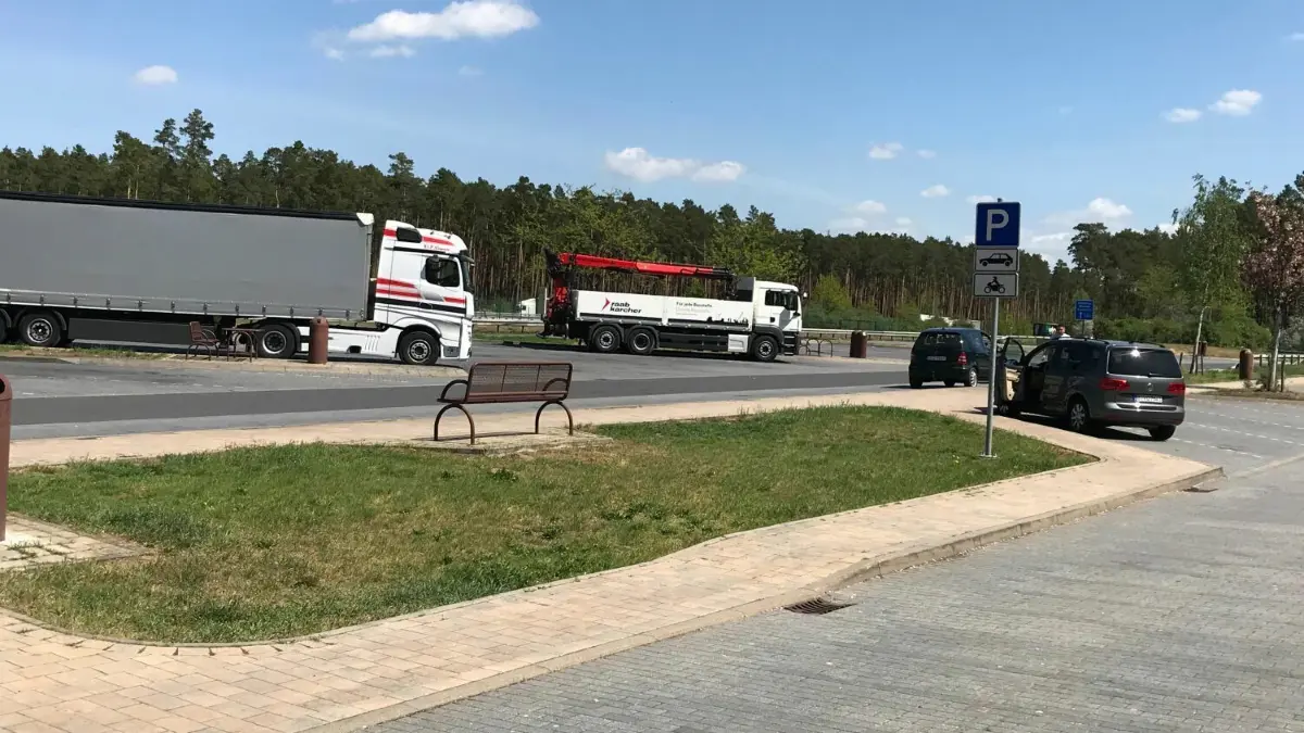 Parkplatz Lebbiner Heide - die Trennung von Pkw- und Lkw-Bereich ist für die Prüfer schon mal ein Pluspunkt
Parkplatz Lebbiner Heide - die Trennung von Pkw- und Lkw-Bereich ist für die Prüfer schon mal ein Pluspunkt