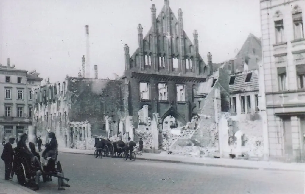 So präsentierte sich das während der letzten Kriegstage noch erheblich zerstörte Rathaus der Neustadt – hier vom Markt aus gesehen seine Rückfront. Möglicherweise wäre es – wie auch das Kurfürstenhaus (nicht im Bild) – später noch rekonstruktionsfähig gewesen.