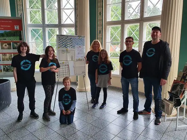 Sie wollen die Geschichte erforschen: Halina, Liz-Susan, Jon, Monika Mayer-Westhäuser, Feenia, Eddi, Thomas Sörgel (v. links) beim Auftakttreffen zum Projekt Zeitensprünge, mit dem der Kreis Kinder- und Jugendring.