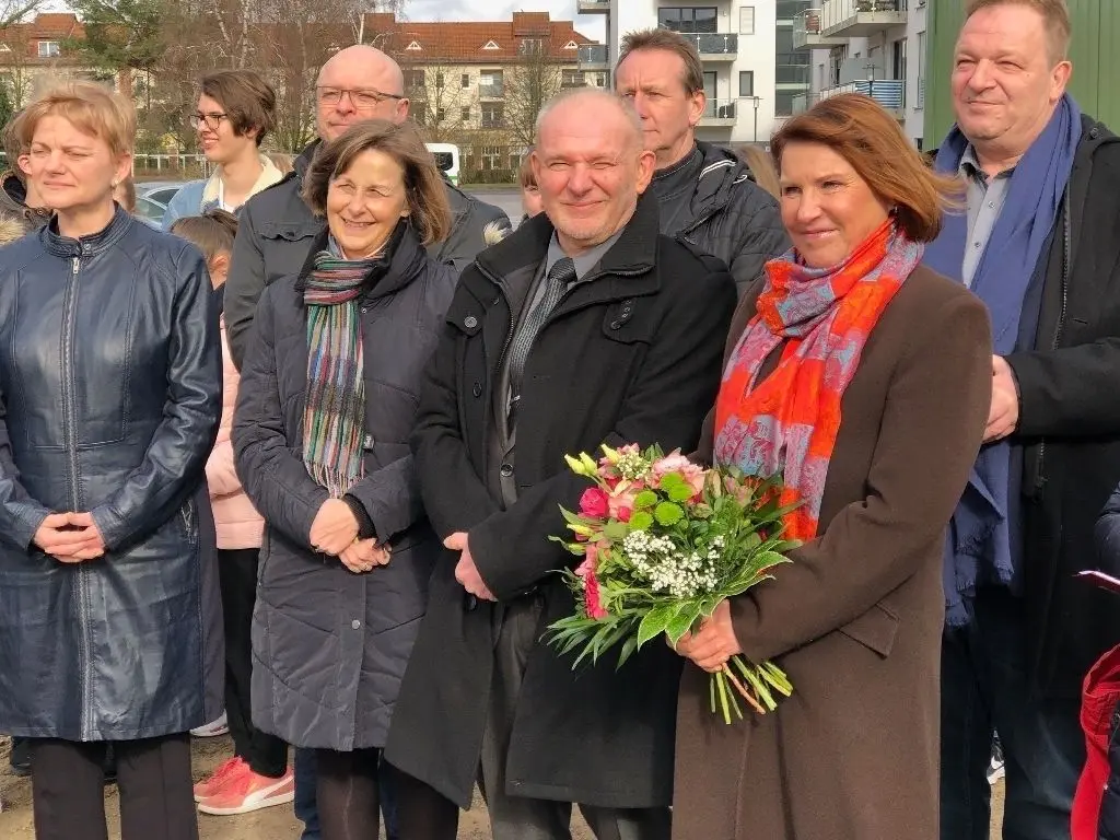 Bürgermeisterin Ines Hübner (rechts) und Dietmar Menzel (links daneben), Leiter des Staatlichen Schulamts Neuruppin, gehörten beim ersten Spatenstich für den Anbau ans Gymnasium zu den Gästen.