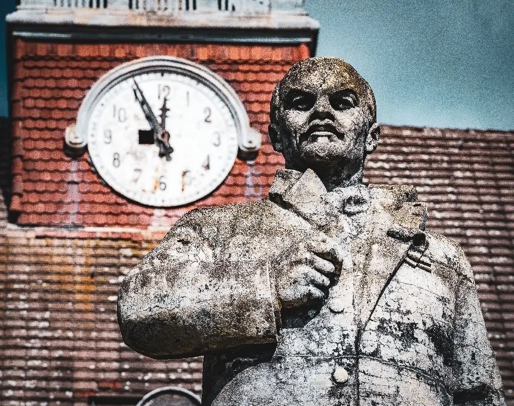 Vor dem Haus der Offiziere in der Waldstadt Wünsdorf thront eine 4 Meter hohe Lenin-Statue.