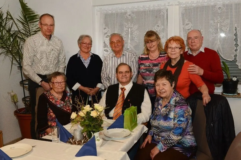 Glückwünsche von vielen Seiten: Rudolf Devrient (Mitte) bei seiner Geburtstagsfeier. Unter den Gratulanten sind Bürgermeisterin Christina Straube (Vierte von rechts) und Ortschronist Rainer Staude (rechts), den der Jubilar seit der Schulzeit kennt.