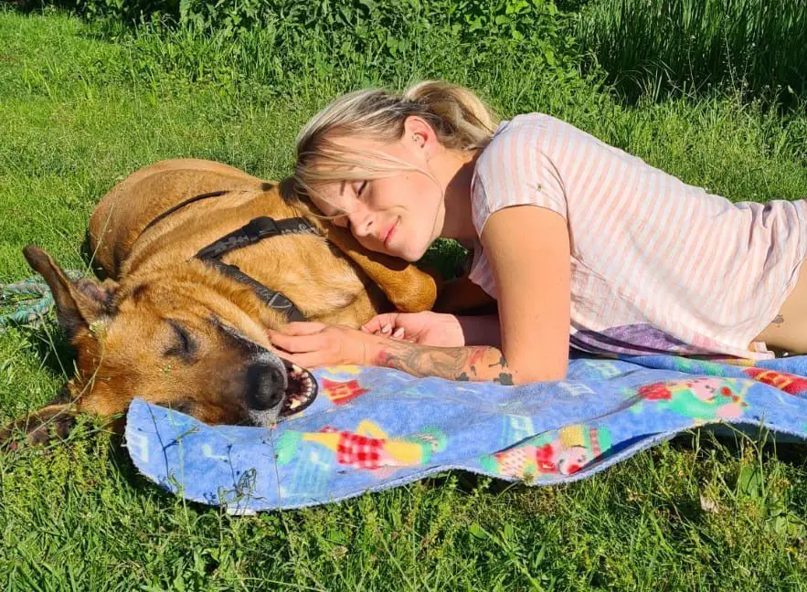 Schmust gern: der elfjährige Malinois-Mischlingsrüde Falco mit Jana Feister, Leiterin des Tierheimes Am See in Eisenhüttenstadt