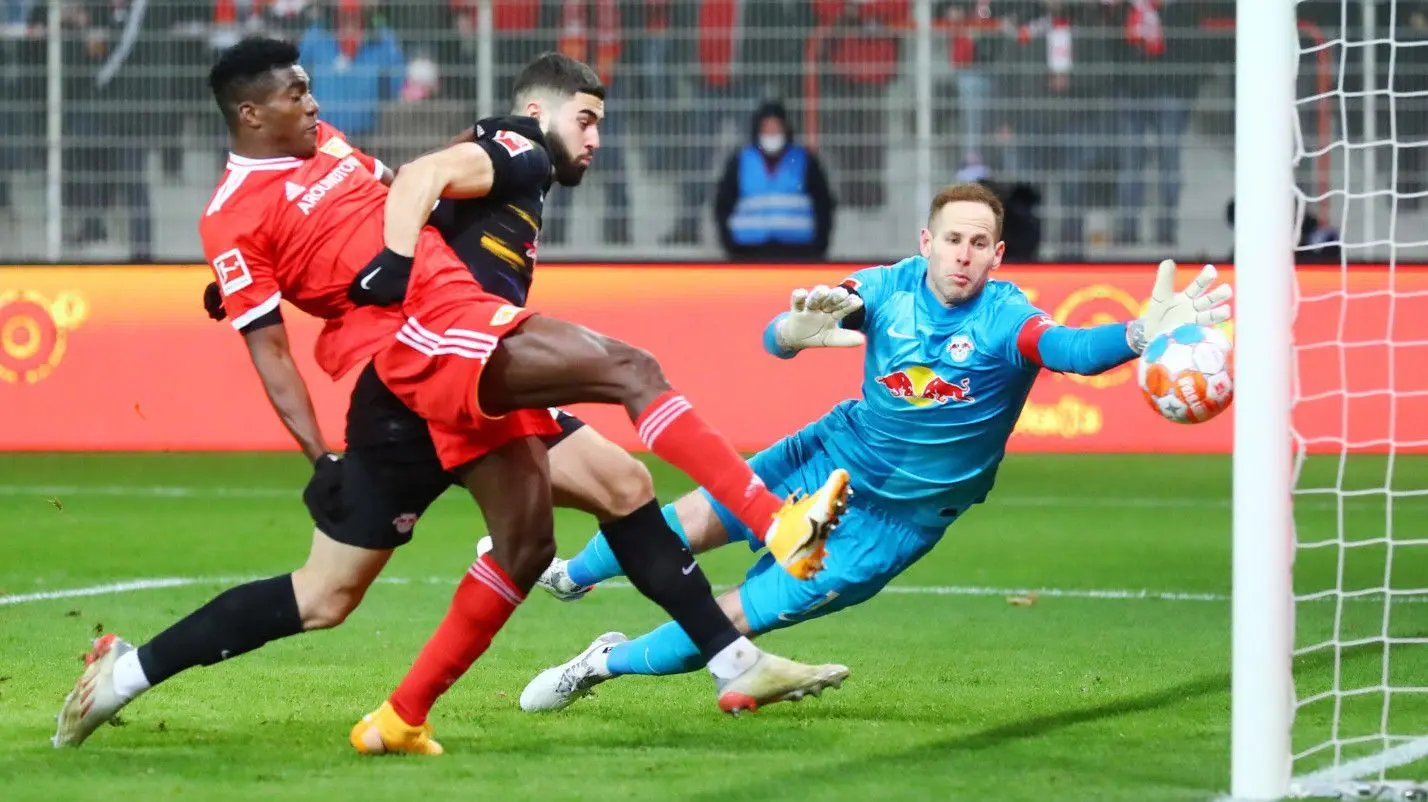 Taiwo Awoniyi (l.) traf bereits nach sechs Minuten zur Führung für Union Berlin. Hier setzt er sich gegen Josko Gvardiol und Torwart Peter Gulacsi durch.