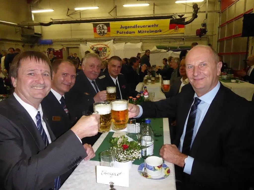 Ministerpräsident Dietmar Woidke (re.) und Vize-Landrat Christian Stein ließen es sich nicht nehmen, auf das Jubiläum gebührend anzustoßen.